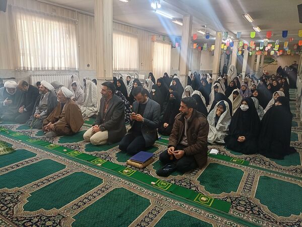 اقامه نماز جماعت در دبیرستان شاهد فاطمیه مشهد