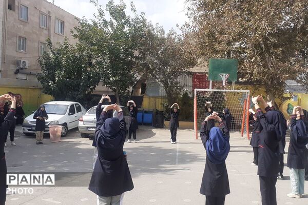 رقابت دوستی و سلامتی هفته تربیت‌بدنی با شور و نشاط دانش‌آموزان در دبیرستان توحید یک