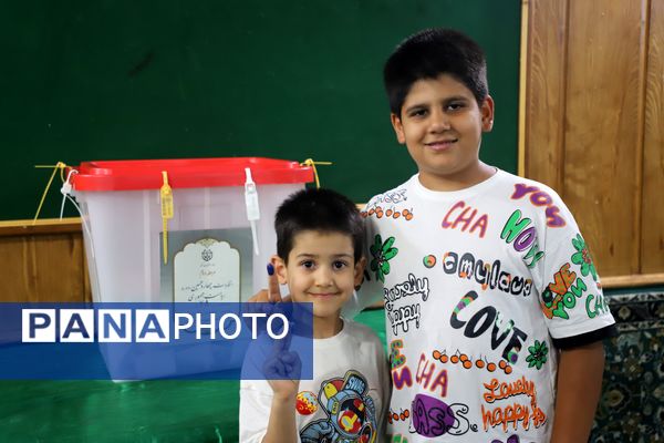 حضور پر شور مردم مشهد در چهاردهمین دوره انتخابات ریاست‌جمهوری 