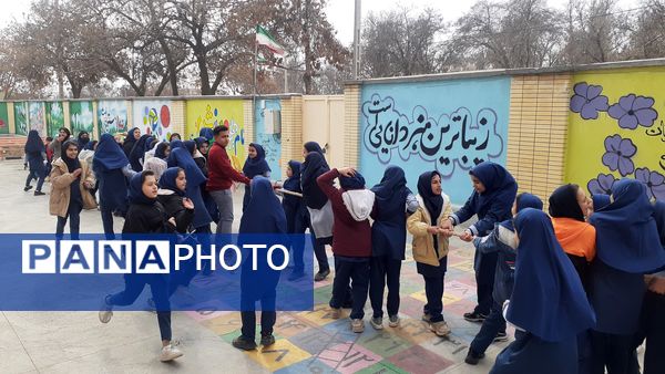 مسابقات طناب‌کشی در مدرسه دخترانه ضحی ۲ شهرستان شیروان
