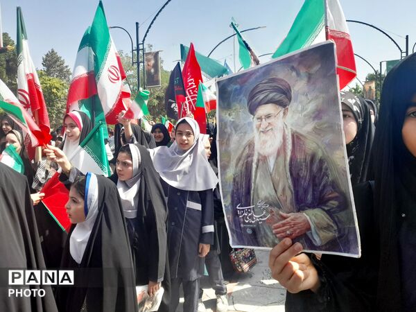 حماسه سرود 1000نفری دانش‌آموزان ناحیه ۴ کرج در بزرگداشت رهبر شهید