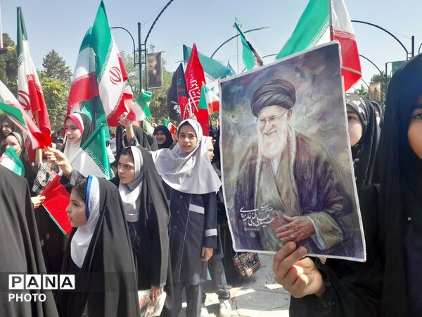 حماسه سرود 1000نفری دانش‌آموزان ناحیه ۴ کرج در بزرگداشت رهبر شهید