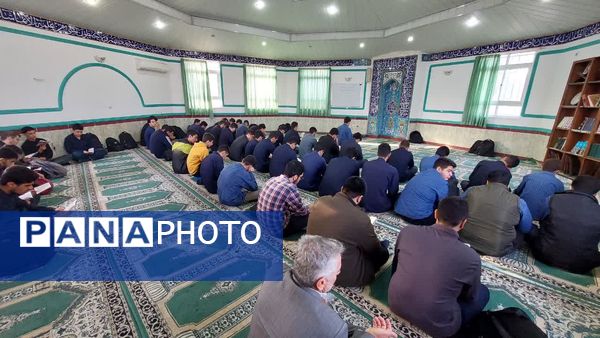 برگزاری نماز جماعت و زیارت عاشورا در دبیرستان شاهد