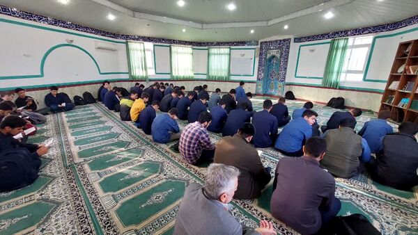 برگزاری نماز جماعت و زیارت عاشورا در دبیرستان شاهد