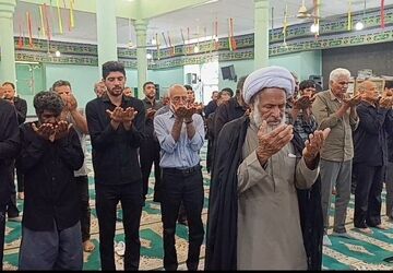 اقامه نماز ظهر عاشورا در شهرستان رودان
