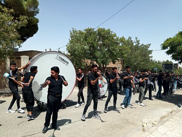پیاده‌روی جاماندگان اربعین در شهر‌ رباطسنگ؛ دل‌هایی که از راه دور به کربلا رسیدند