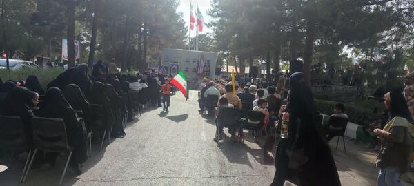 عطرافشانی گلزار شهدا توسط دانش‌آموزان مشهدی