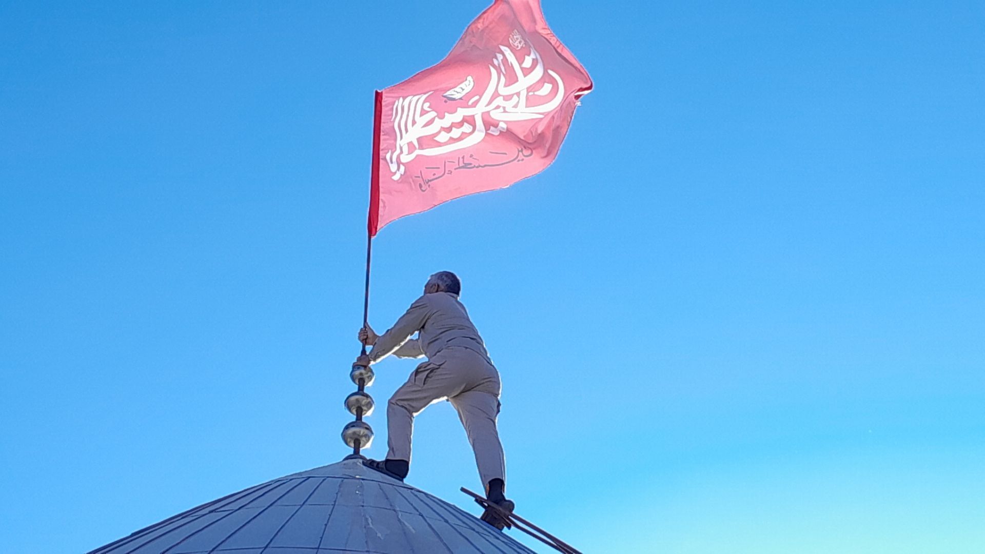 مراسم اهتزاز پرچم سرخ خونخواهی رهبر شهید بر گنبد مسجد الزهرا (س) شهربن