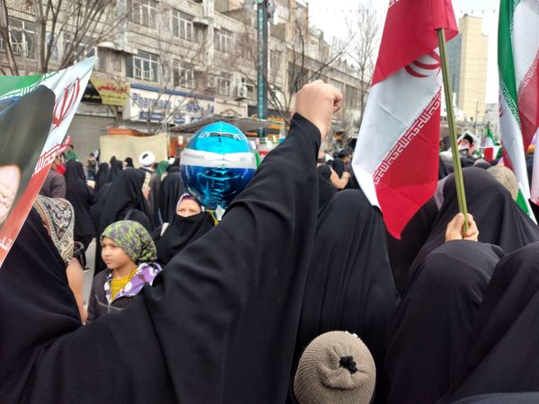 حضور دانش‌آموزان مدرسه شاهد ارض اقدس ناحیه ۳ در راهپیمایی ۲۲ بهمن