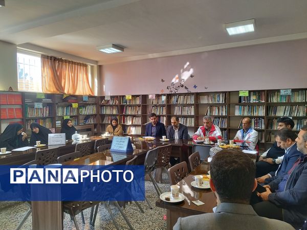 جلسه هماهنگی مانور زلزله در کتابخانه مدرسه غدیر یک قدس