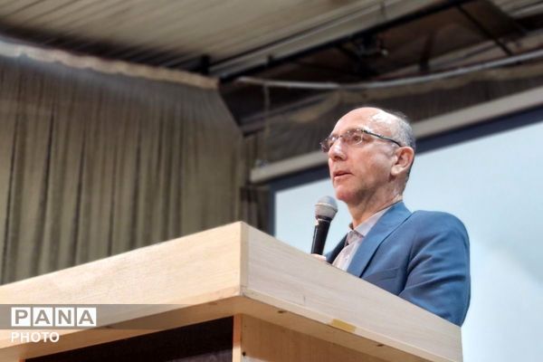 تبیین اهمیت رسانه در تربیت