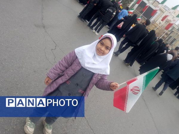 حضور دانش آموزان دبستان نرجس در راهپیمایی ۲۲بهمن 