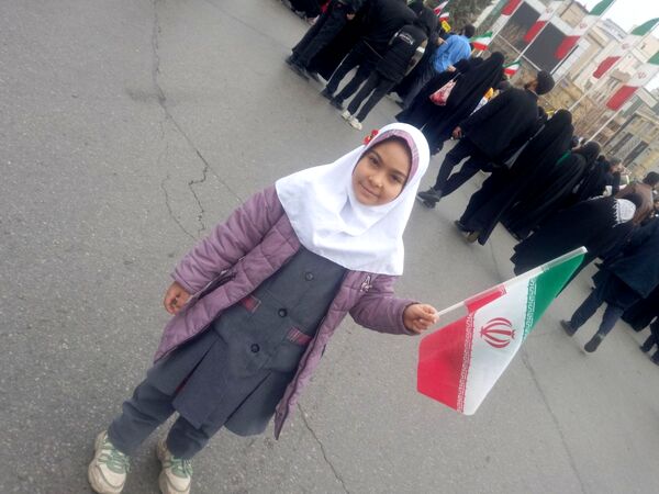 حضور دانش آموزان دبستان نرجس در راهپیمایی ۲۲بهمن 