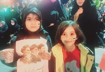 حضور پرشور مردم کوهدشت در چهلمین شب شهادت  رهبر در میدان امام خمینی ره 
