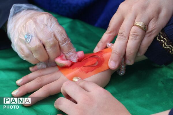 فعالیت جهادی طلاب در موکب‌های خدمت‌رسانی