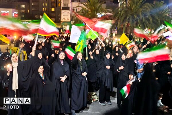 گردهمایی مردم دیار ۱۵ مرداد در راه‌آهن، روبروی غرفه آموزش و پرورش ورامین 