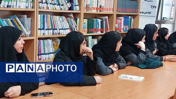 بازدید دانش‌آموزان دبیرستان فاطمه الزهرا(س) از کتابخانه شهید بهشتی 