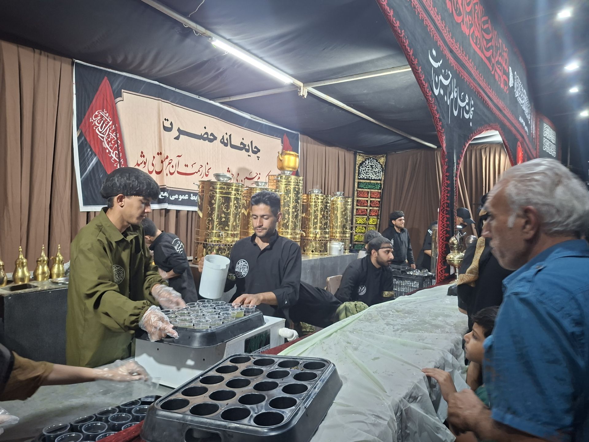 پذیرایی موکب حیدریون نیشابور از زائران مشهد مقدس 