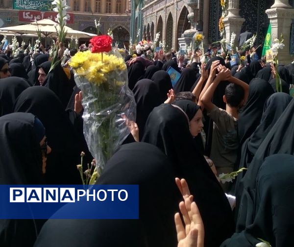 عشق و ارادت زائران حضرت معصومه(س) در قالب کاروان نمادین ورود ایشان به قم