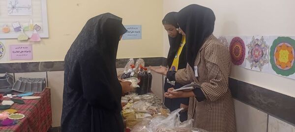 بازدید مدیر و پرسنل دبیرستان مادر مهربان خلیل آباد از بازارچه کار آفرینی