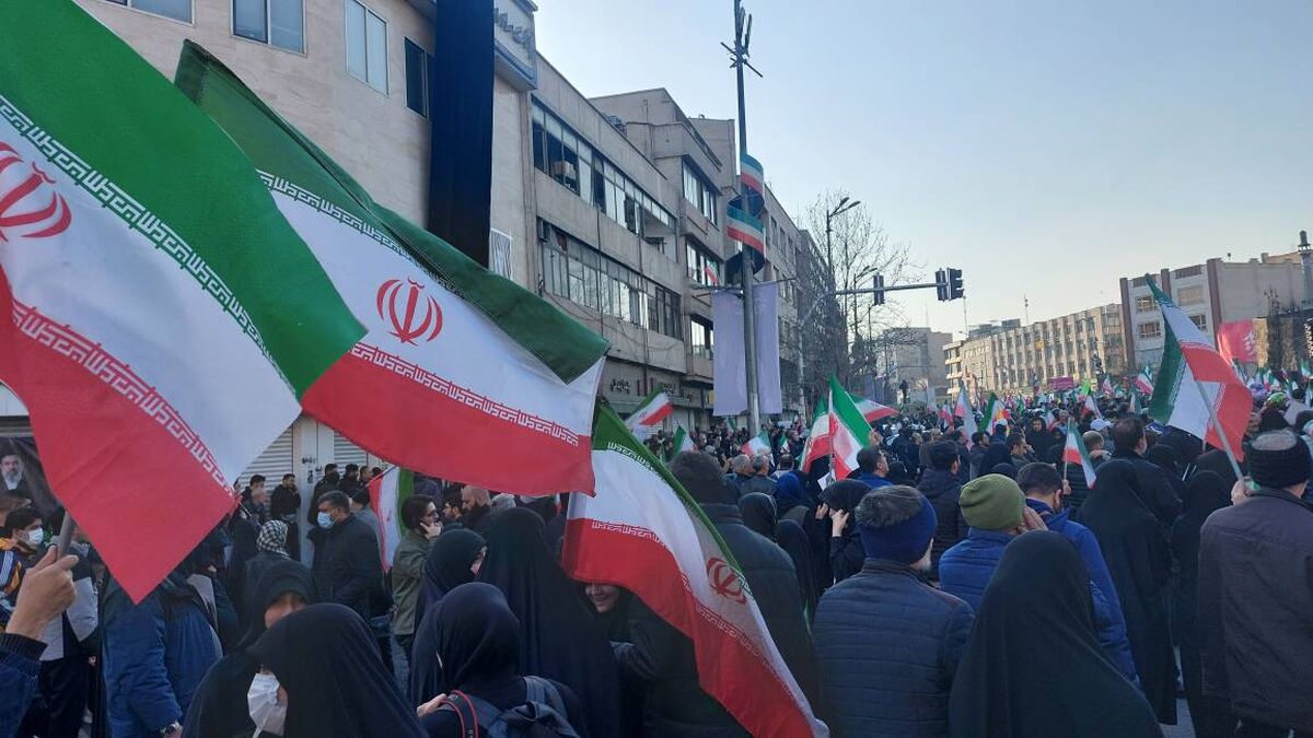 پیوندی آسمانی در میدان انقلاب تهران 
