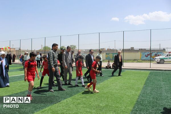 افتتاح زمین چمن مصنوعی در مدرسه شهید صفدری سه گنبد 