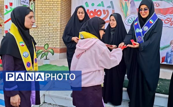 وقتی مدرسه صحنه انقلاب شد؛ زنگی که با سرود و افتخار نواخته شد