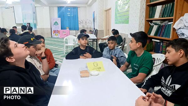 پاتوق پسرانه نوجوان مبارز در آشخانه
