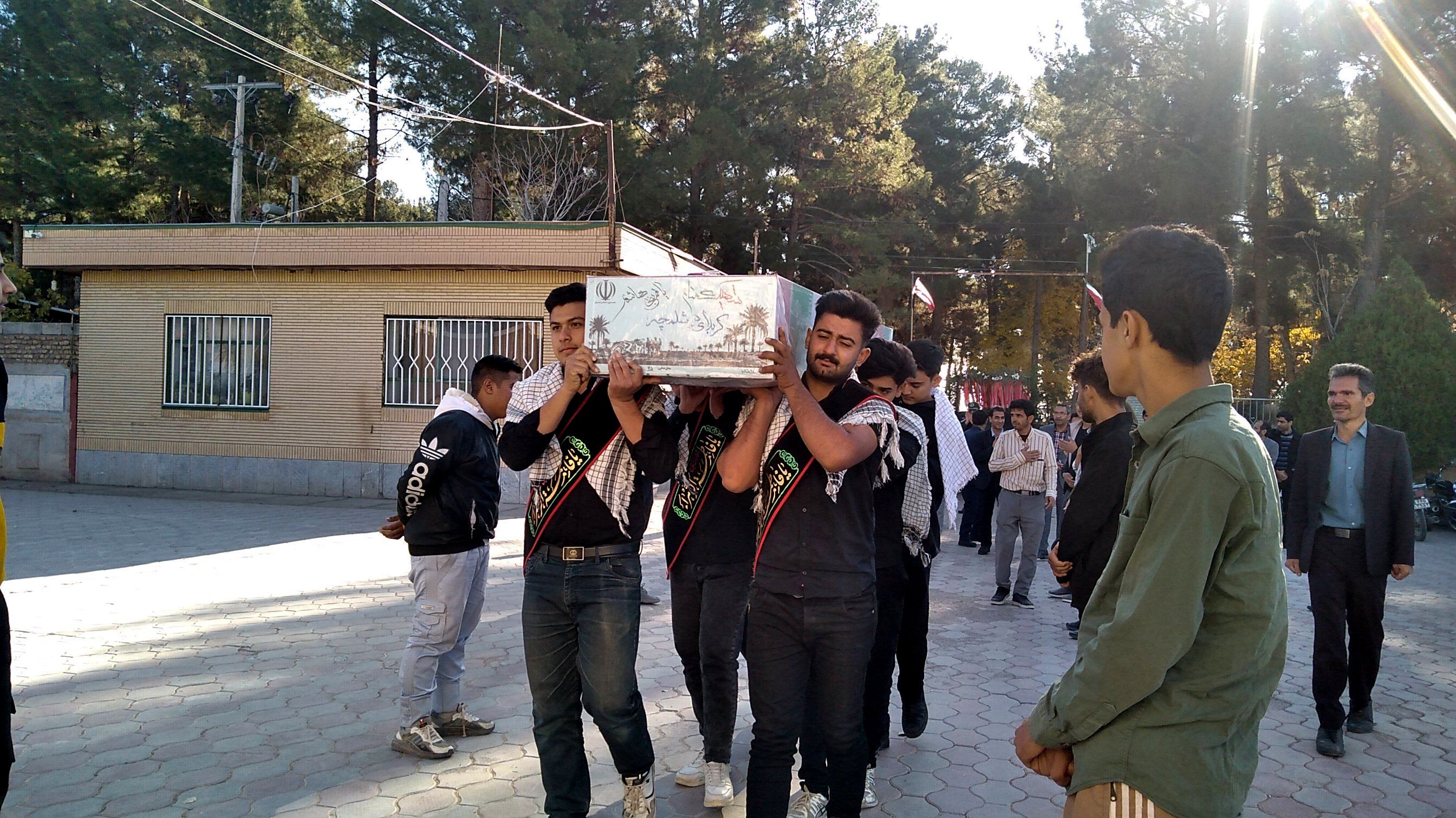 مراسم وداع با شهید گمنام در هنرستان کشاورزی شهید مطهری در شهرستان خلیل‌آباد