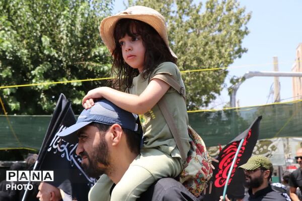 کیلومترها دورتر از حسین(ع)، اما قدم در را او