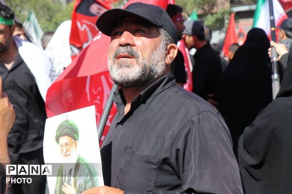 مشهد غرق در غم تشییع رهبر شهید