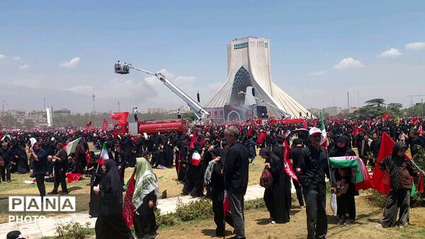 پرچم‌های سرخ بر فراز خیابان‌های تهران؛ بدرقه باشکوه رهبر شهید