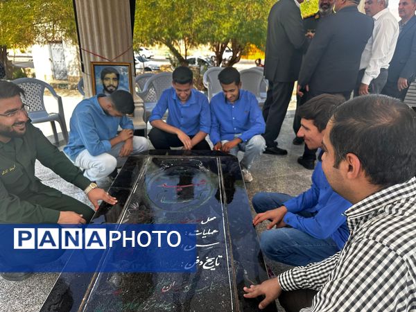 عطر‌افشانی و غبارروبی مزار شهدای بستک