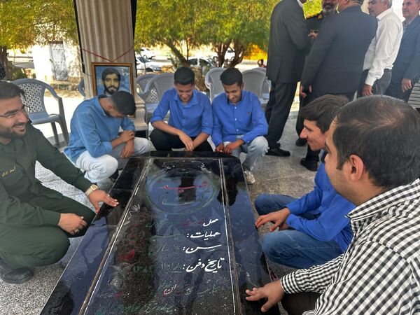 عطر‌افشانی و غبارروبی مزار شهدای بستک