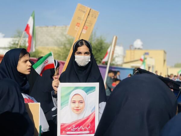 خروش دانش آموزان گله دار در راهپیمایی ۱۳ آبان۱۴۰۴