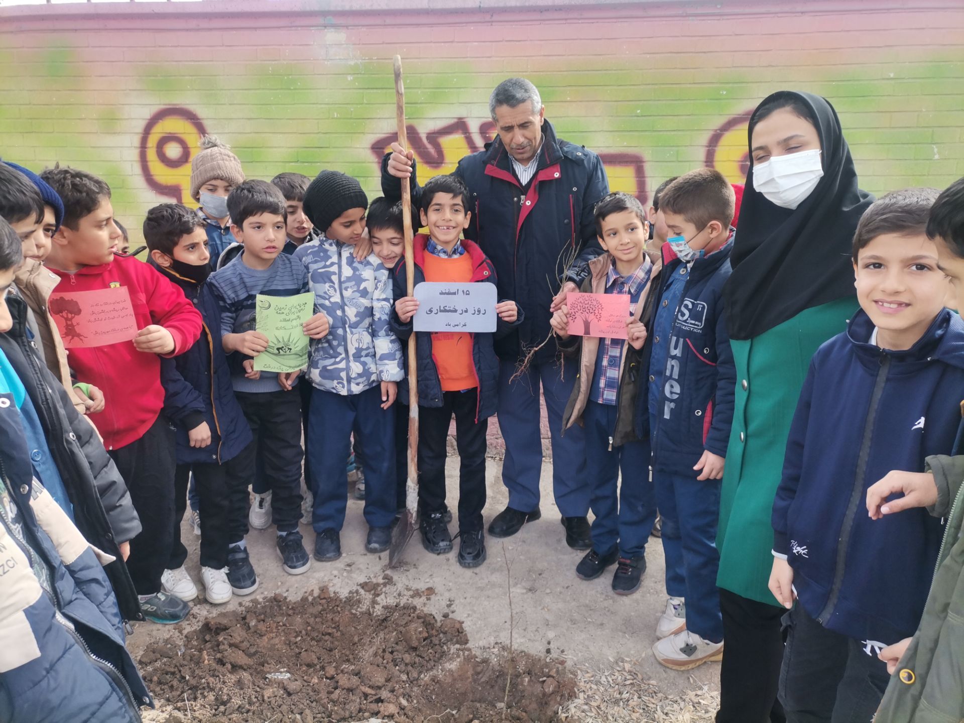 کاشت نهال در دبستان پسرانه مبین شیروان