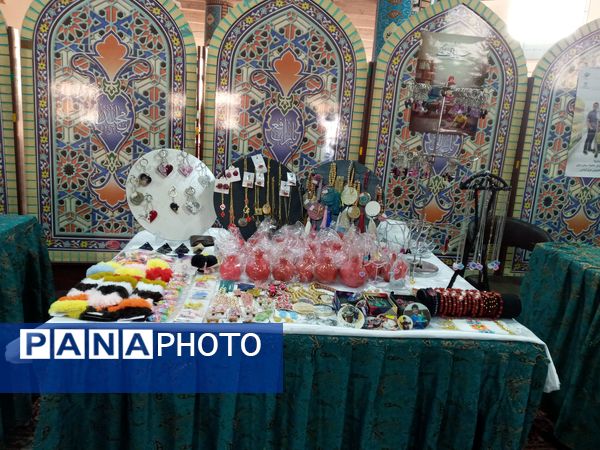 دکلمه‌خوانی دانش‌آموزان در مقابل مادران شهرستان قدس به‌مناسبت روز مادر