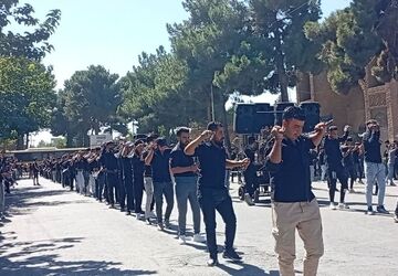 مراسم عزاداری و زنجیر زنی به مناسبت شهادت امام حسن عسکری«ع» 