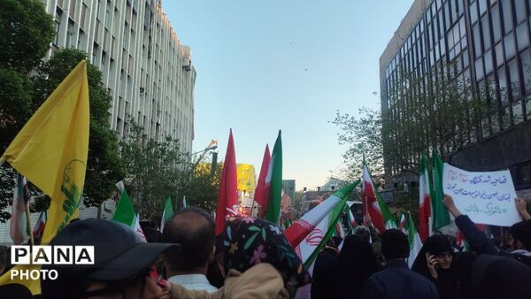مردم تهران به احترام چهلمین روز از شهادت رهبر شهید ایستادند