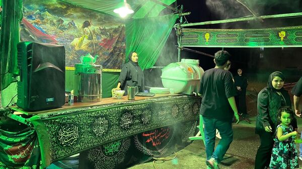 نوجوانان تهرانی هم‌نوا با اسرای کربلا به سوگ امام حسین (ع) نشستند