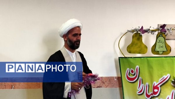 نواخته شدن زنگ نماز در دبیرستان حضرت معصومه(س) شهرستان خلیل‌آباد با شعار «مِهر با مُهر»