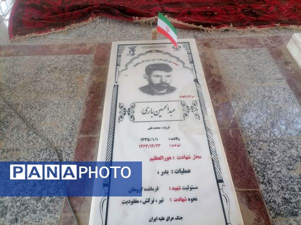 نمایشگاه شهدایی وروایتگری راوی دفاع مقدس در گلزار شهدای شهر بار نیشابور 