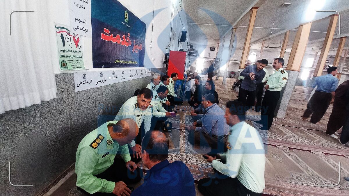 میز خدمت نیروی انتظامی دهگلان پس از نماز جمعه برپا شد