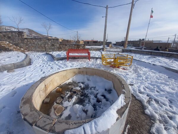 بارش برف زمستانی در روستا بتو 