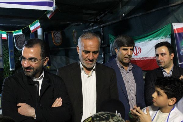 بازدید قائم‌مقام سازمان دانش‌آموزی از غرفه شهدای دانش‌آموز ورامین