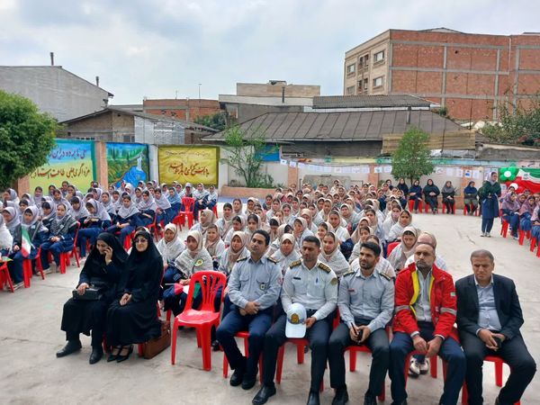حضور نیروهای انتظامی در دبیرستان نجم قائمشهر