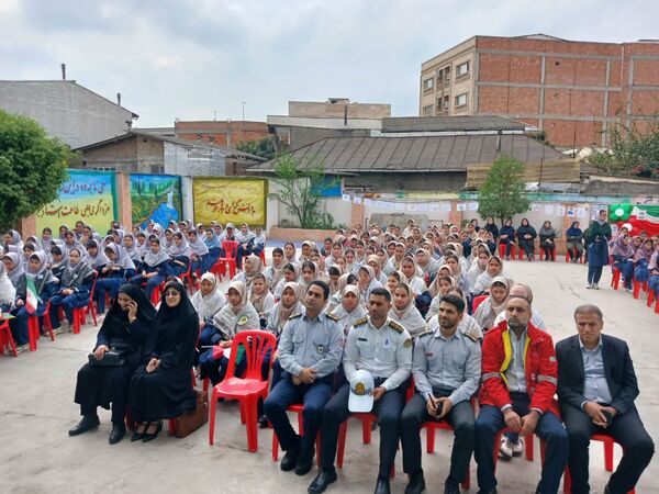 حضور نیروهای انتظامی در دبیرستان نجم قائمشهر