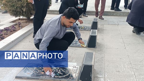 غبار روبی مزار شهدا نیشابور در هفته امور تربیتی