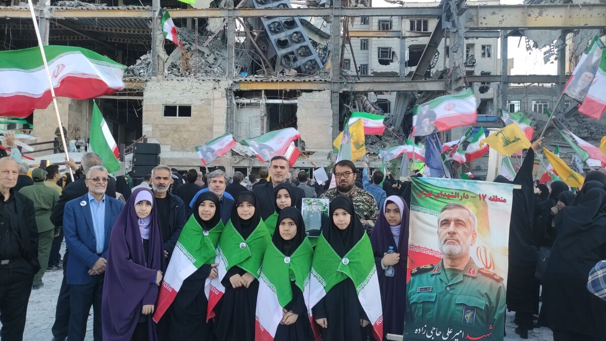 پاسخ پرشور دانش آموزان و بسیجیان به تعرض دشمن در پایگاه سپاه حضرت حبیب بن مظاهر(ع) دارالشهدای تهران