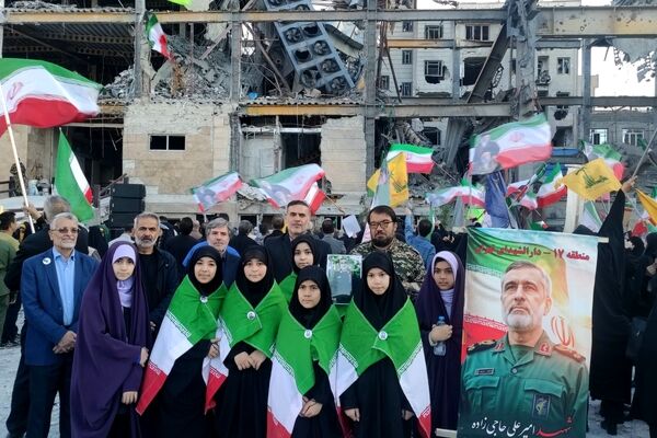 پاسخ پرشور دانش آموزان و بسیجیان به تعرض دشمن در پایگاه سپاه حضرت حبیب بن مظاهر(ع) دارالشهدای تهران